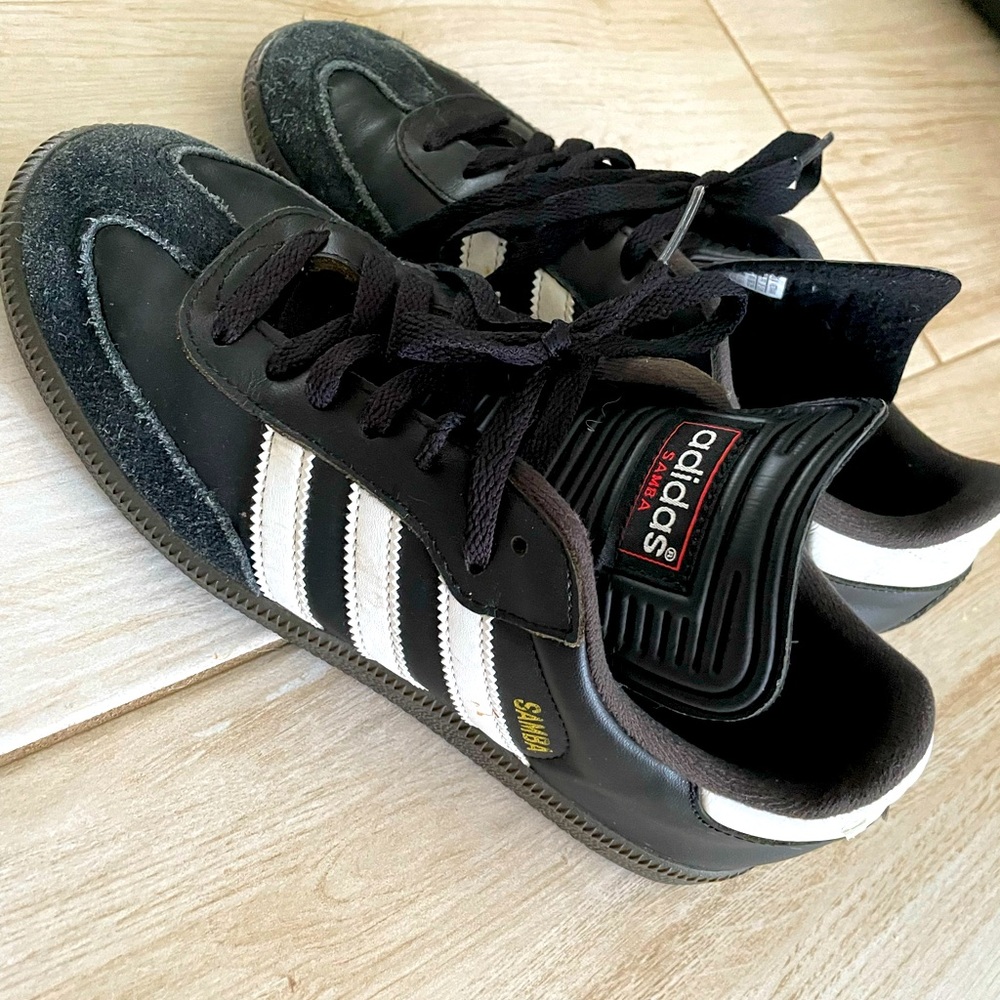Black and white sambas